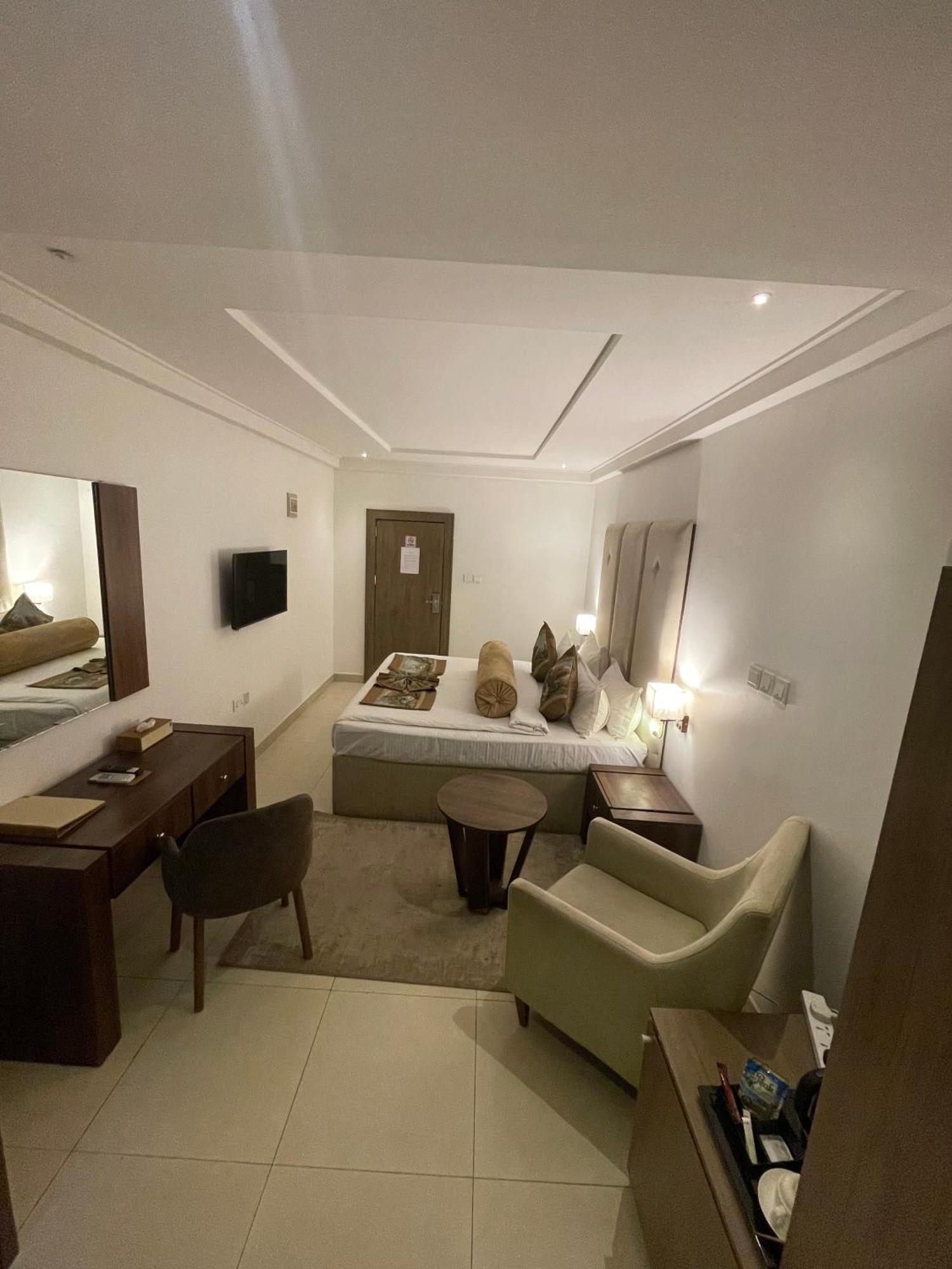 Swiss Pearl Continental Suite Wupa Esterno foto